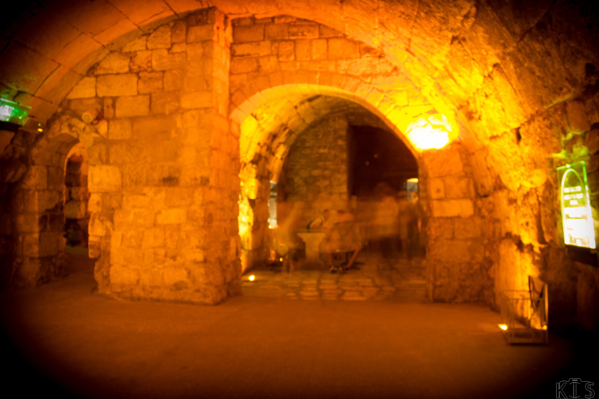 Стена Плача под землей